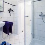 Modernes Badezimmer mit Dusche, Waschbecken und Handtuchhalter