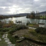 Garten mit Kiesweg und Blick auf den Rhein im Ferienwohnung Rheinblick