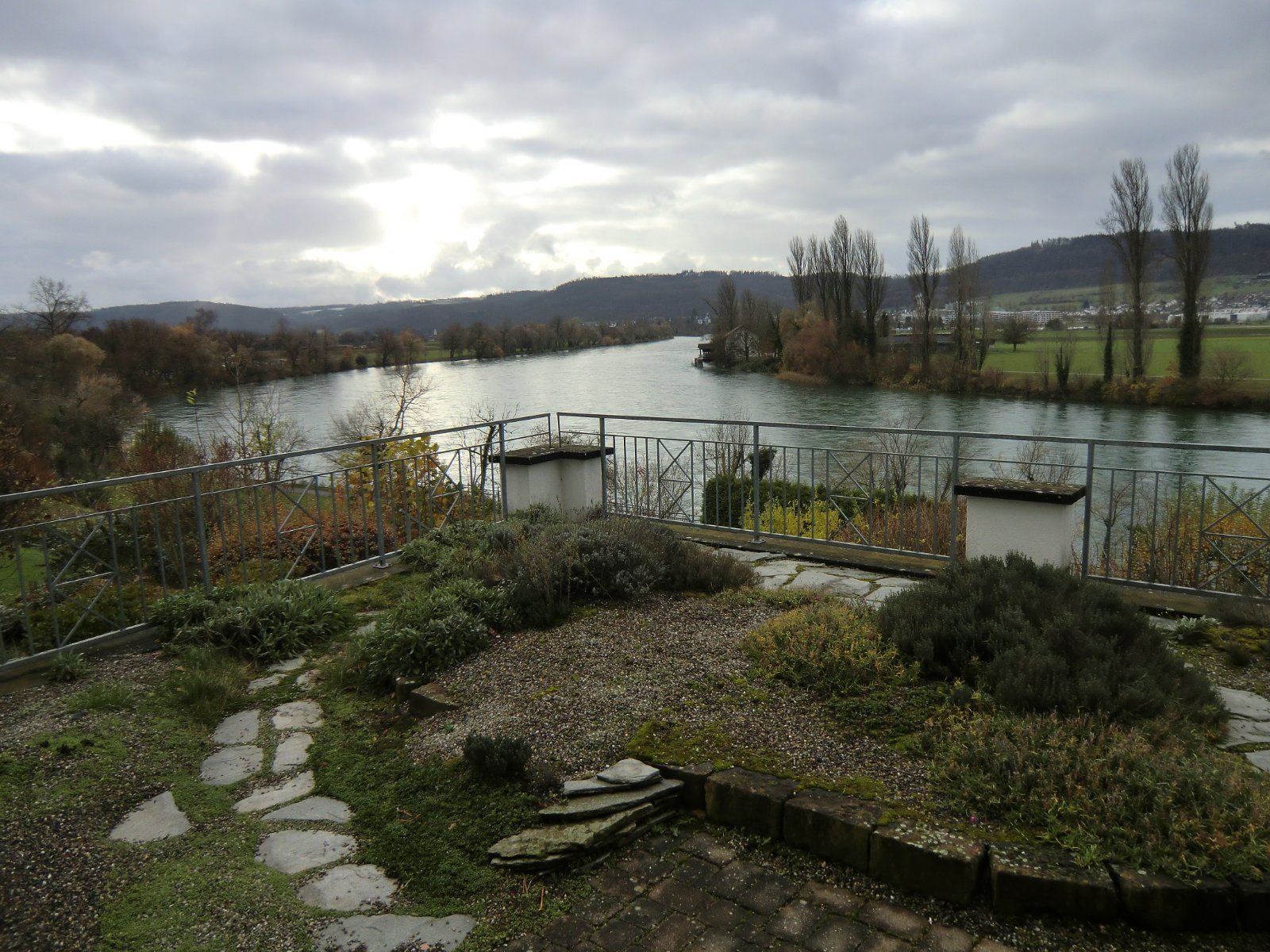 Garten mit Kiesweg und Blick auf den Rhein im Ferienwohnung Rheinblick