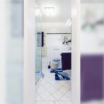 Modernes Badezimmer mit Dusche, WC und blauen Akzenten