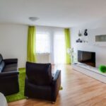 Helles Wohnzimmer mit modernen Möbeln und großem TV