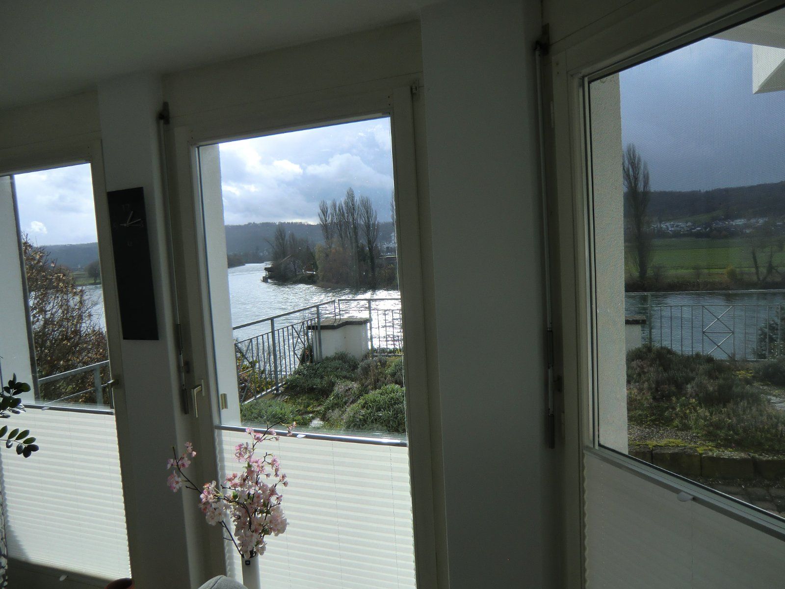 Panoramafenster mit Blick auf den Fluss und die Natur