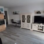 Moderne Küche und Wohnzimmer in der Ferienwohnung Küssaberg, mit hochwertiger Ausstattung, TV und stilvollem Mobiliar für einen komfortablen Aufenthalt im Schwarzwald.