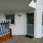 Terrasse mit Strandkorb und Zugang zur Wohnung