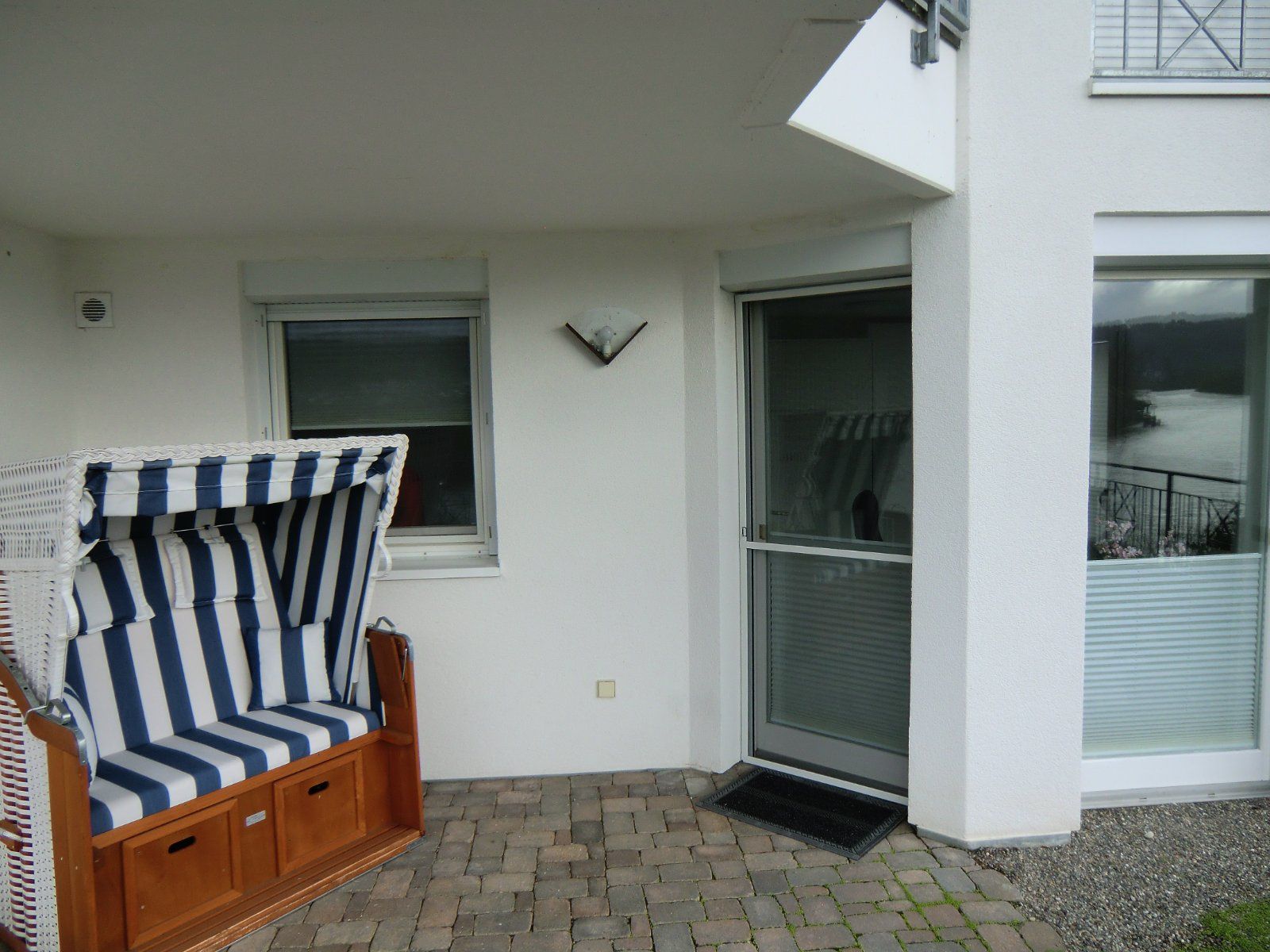 Terrasse mit Strandkorb und Zugang zur Wohnung
