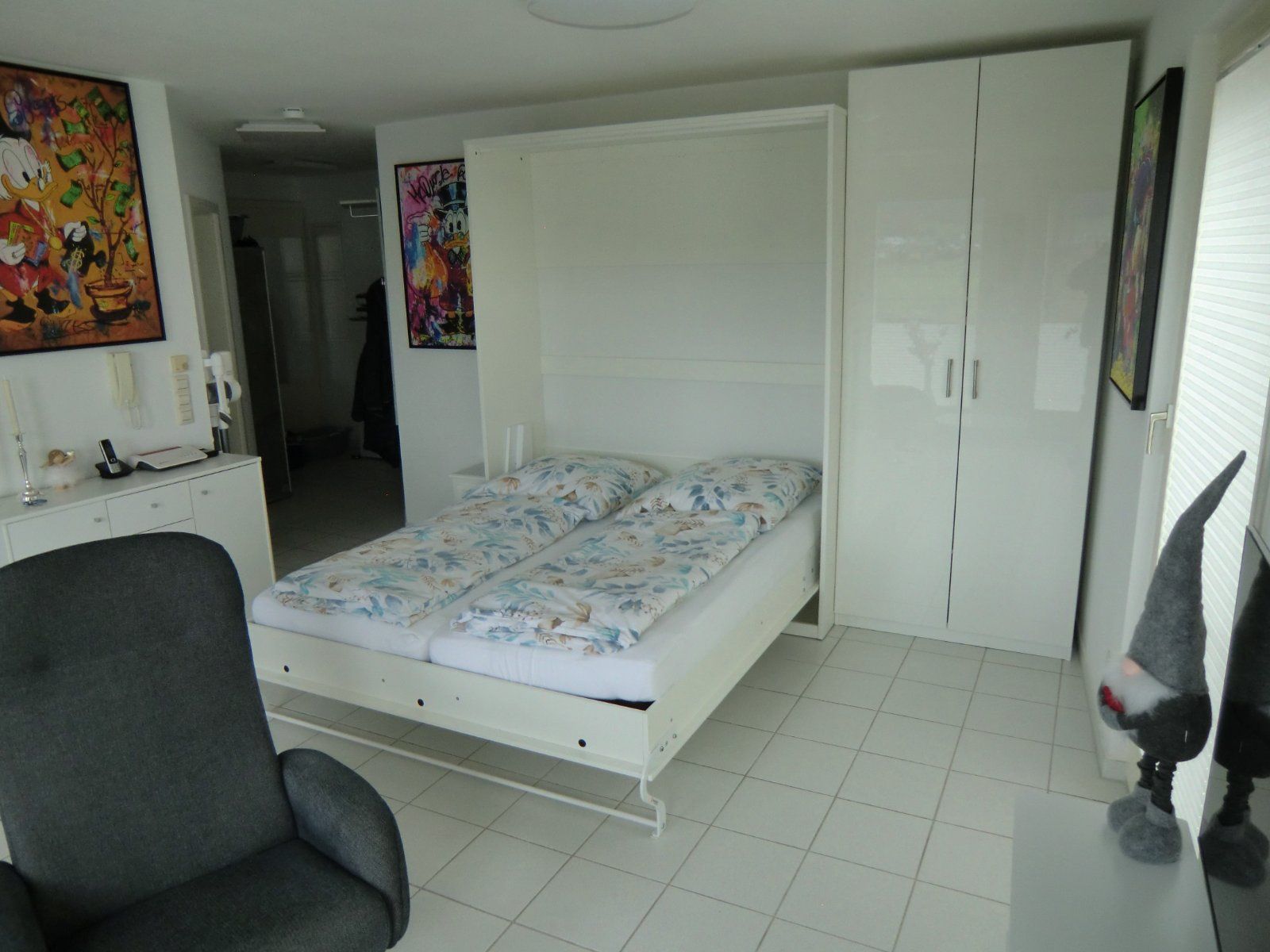 Wohnzimmer mit ausklappbarem Bett für flexible Schlafmöglichkeiten