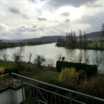 Blick auf den Fluss und die umliegende Landschaft