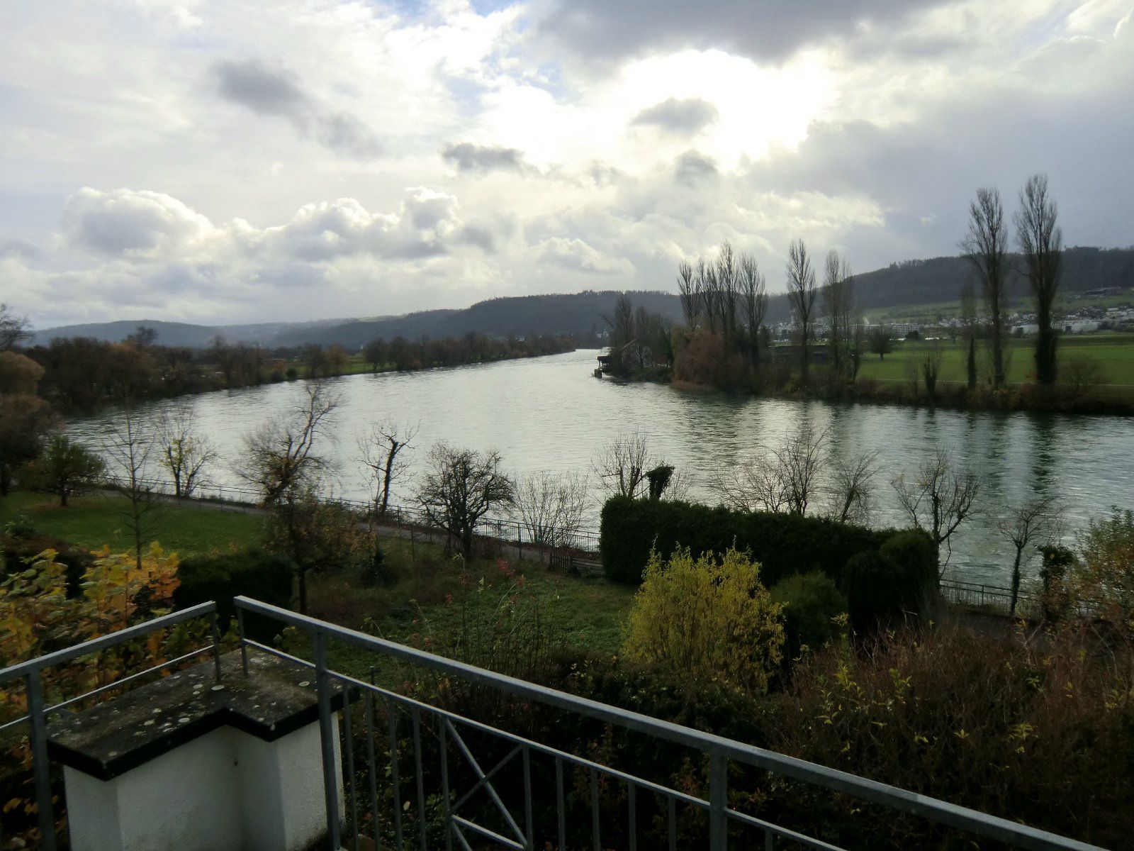Blick auf den Fluss und die umliegende Landschaft