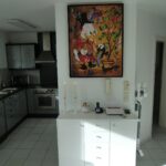 Moderne Küche mit auffälliger Wandkunst