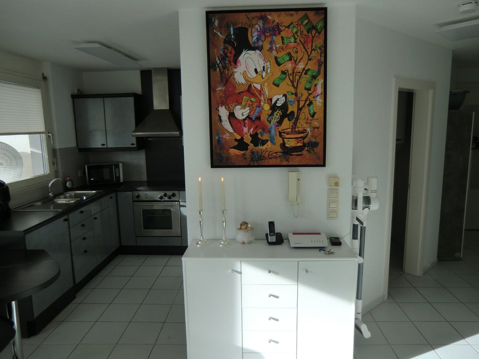 Moderne Küche mit auffälliger Wandkunst
