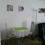 Kleiner Esstisch in der Ferienwohnung mit modernem Design