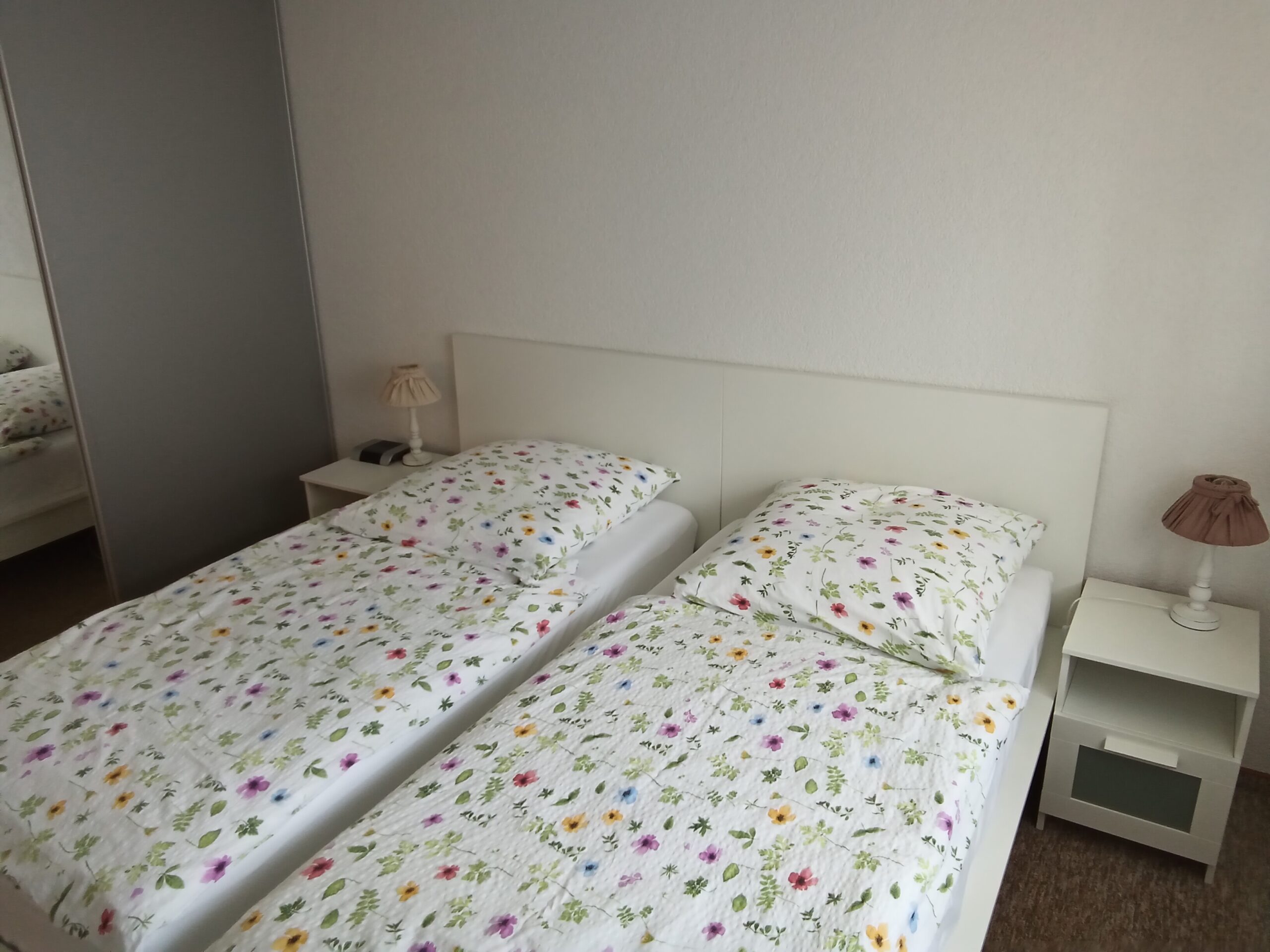 Schlafzimmer mit zwei Einzelbetten und Nachttischen