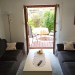 Wohnzimmer der Ferienwohnung mit Zugang zur Terrasse