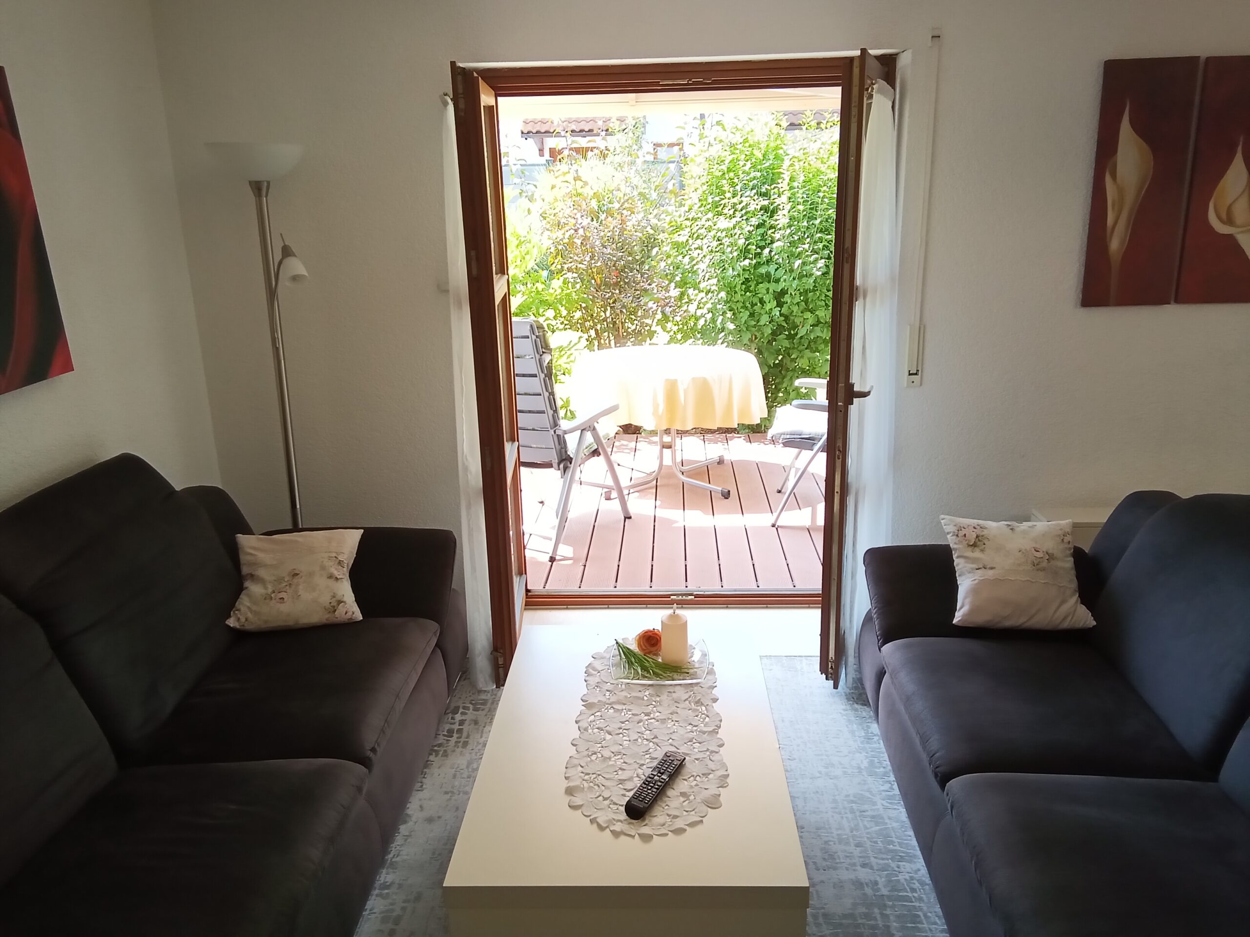 Wohnzimmer der Ferienwohnung mit Zugang zur Terrasse