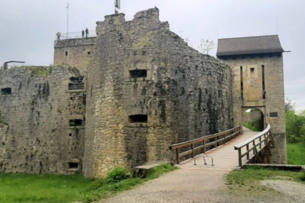 Alte Küssaburg-Ruine im Schwarzwald, historische Burg mit Steinmauern und Zugang über eine Holzbrücke
