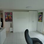 Zimmer mit modernen Kunstwerken und geschlossenem Schrankbett