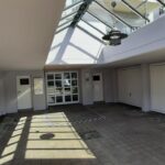 Überdachter Eingangsbereich mit Garagen in der Ferienwohnung Küssaberg