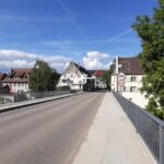 Brücke in Küssaberg mit Blick auf das Stadtzentrum bei sonnigem Wetter