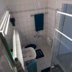 Modernes Badezimmer mit Dusche und Waschbecken in der Ferienwohnung Küssaberg