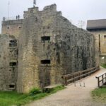 Historische Burg bei Küssaberg mit Zugangsbrücke und grüner Umgebung