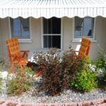 Terrasse der Ferienwohnung an der Schweizer Grenze mit gemütlichen Sitzmöglichkeiten und Blick auf den Garten