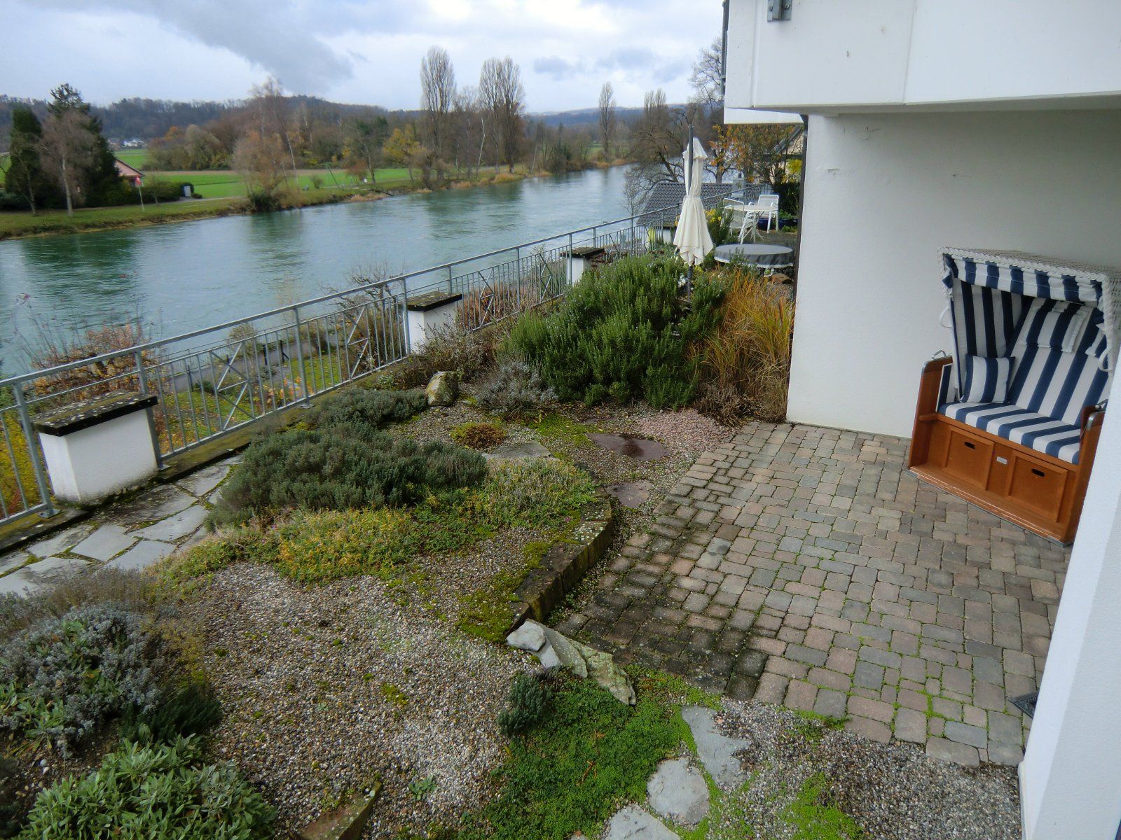 Terrasse mit Strandkorb und Blick auf den Rhein