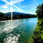 Flussufer am Rhein mit grünem Wanderweg und sonnigem Himmel bei der Ferienwohnung Küssaberg